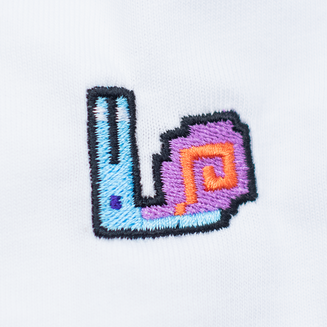 Pixel Schnecke – Besticktes Bio T-Shirt // No. 024